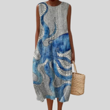 Blaues Kleid mit Krake-Motiv