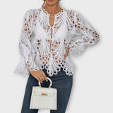 Savannah – Weiße, asymmetrische Bluse mit Spitze