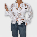 Savannah – Weiße, asymmetrische Bluse mit Spitze