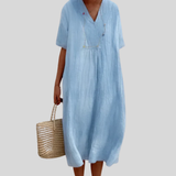 Hellblaues Leinenkleid mit V-Ausschnitt