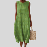 Grünes Leinenkleid mit Lochmuster