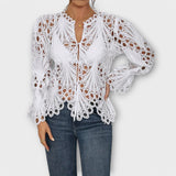 Savannah – Weiße, asymmetrische Bluse mit Spitze