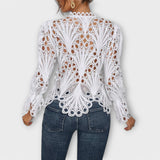 Savannah – Weiße, asymmetrische Bluse mit Spitze