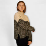 Agathe – Brauner Rollkragenpullover mit Fischgrätmuster