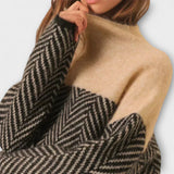 Agathe – Brauner Rollkragenpullover mit Fischgrätmuster