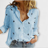Nadia - Hellblaue Bluse mit Schwalbenmuster