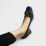 Mathilde – Pumps mit goldener Schnalle