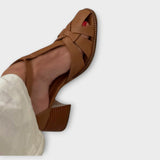 Friedlinde – Braune Riemchen-Pumps