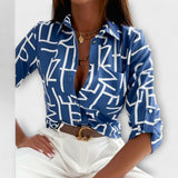 Blaue Bluse mit grafischem Muster und Kragen