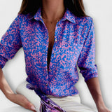Blaue Bluse mit grafischem Muster und Kragen